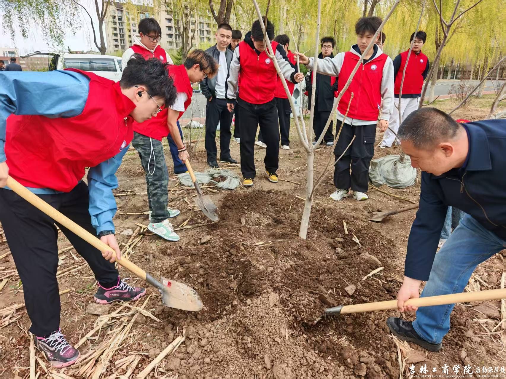 后勤保障处联合团委开展绿色生态文明校园植树活动